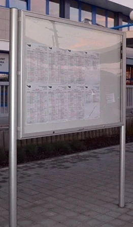 Vonkajšia vitrína L60 30xA4 výklopná + stĺpiky